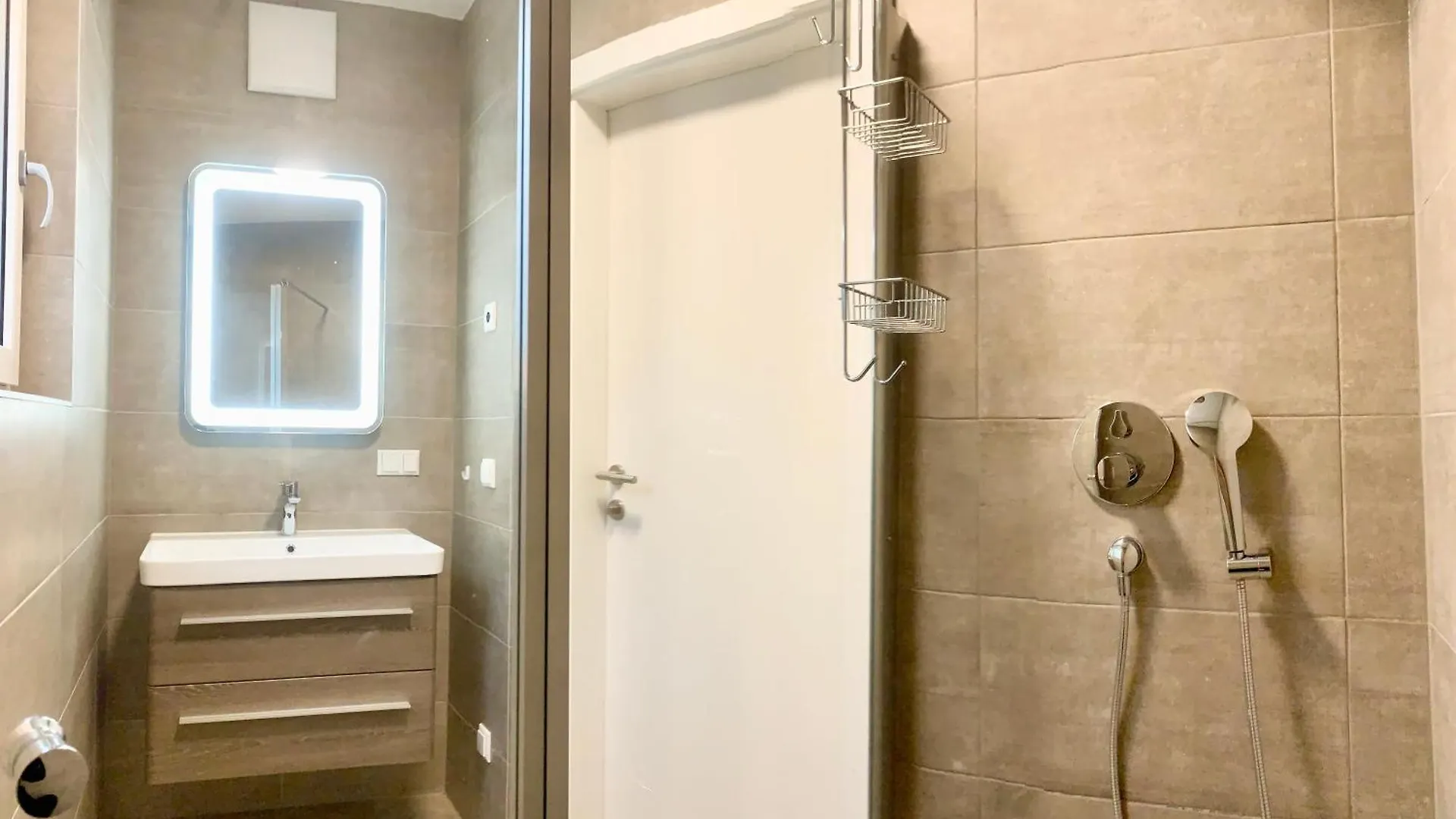 Moeblierte Wohnung + Parkplatz Und Terrasse Vienna Apartment