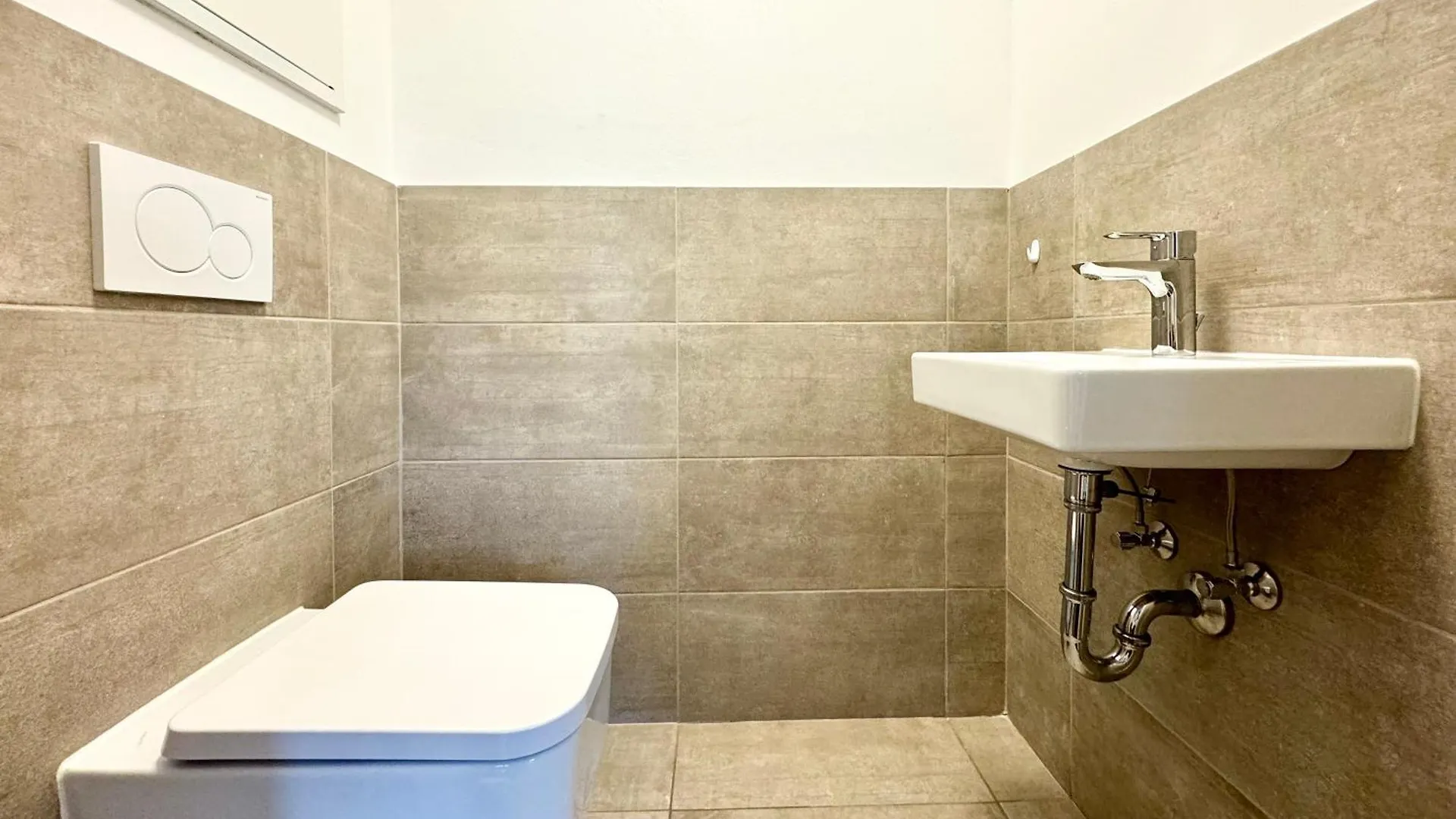 Moeblierte Wohnung + Parkplatz Und Terrasse Vienna 0*,  Austria